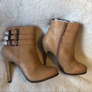 Lee’s Nude Boots